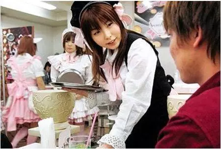 年輕服務生不小心「把魚汁潑到我的名牌包上」,當我正要發作時,女兒竟跳出來「這樣說」,我無語了...