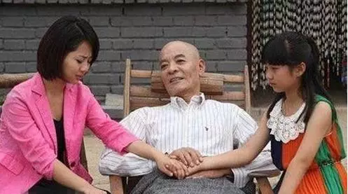 每次回家中風的爸爸「一看到我就流淚」,接他來我家住之後,終於知道了令人氣憤的真相!