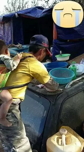 「揹著寶寶」搬運重物,再累都不放下!工人爸爸背後故事讓網友好揪心!