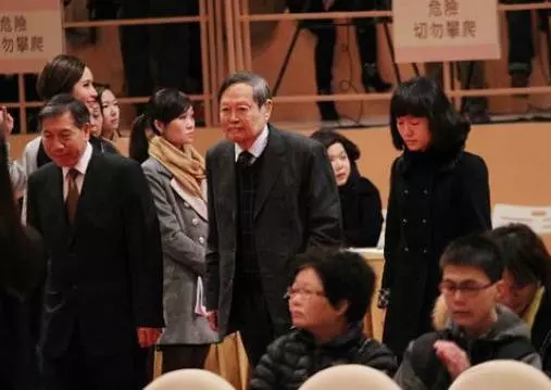 95歲楊振寧近照曝光,老態橫生,宣布財產分配,只給相處14年的小媳婦一套房子的使用權,翁帆臉都變了!這樣的青春值得嗎?