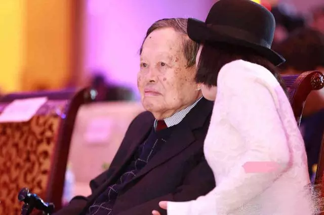 95歲楊振寧近照曝光,老態橫生,宣布財產分配,只給相處14年的小媳婦一套房子的使用權,翁帆臉都變了!這樣的青春值得嗎?