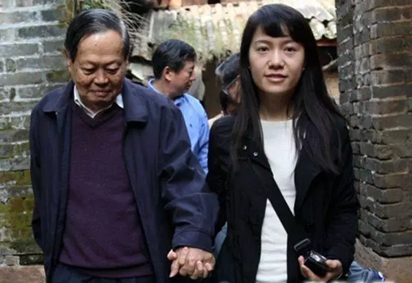 95歲楊振寧近照曝光,老態橫生,宣布財產分配,只給相處14年的小媳婦一套房子的使用權,翁帆臉都變了!這樣的青春值得嗎?