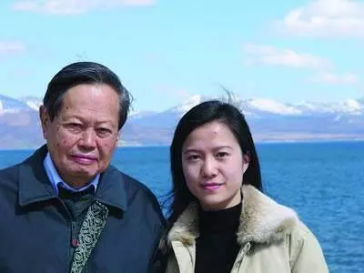 95歲楊振寧近照曝光,老態橫生,宣布財產分配,只給相處14年的小媳婦一套房子的使用權,翁帆臉都變了!這樣的青春值得嗎?