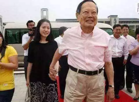 95歲楊振寧近照曝光,老態橫生,宣布財產分配,只給相處14年的小媳婦一套房子的使用權,翁帆臉都變了!這樣的青春值得嗎?
