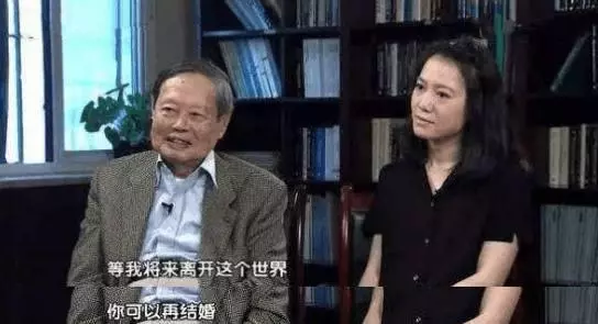 95歲楊振寧近照曝光,老態橫生,宣布財產分配,只給相處14年的小媳婦一套房子的使用權,翁帆臉都變了!這樣的青春值得嗎?