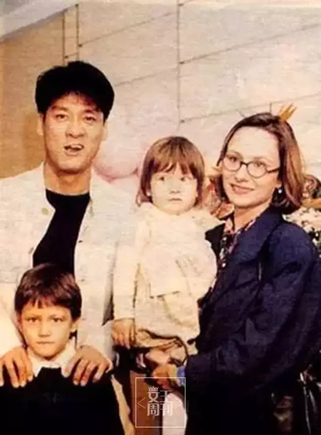 妻子患病滿頭白髮,兩人像母子,但「周華健」30年不離不棄!他才是真正的男神!