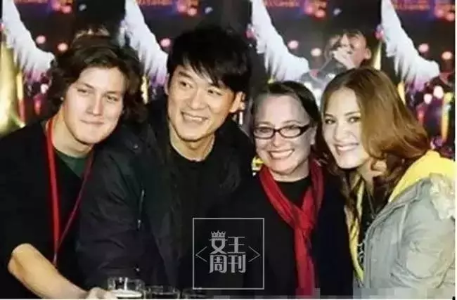 妻子患病滿頭白髮,兩人像母子,但「周華健」30年不離不棄!他才是真正的男神!