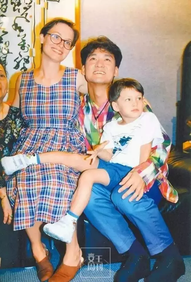 妻子患病滿頭白髮,兩人像母子,但「周華健」30年不離不棄!他才是真正的男神!