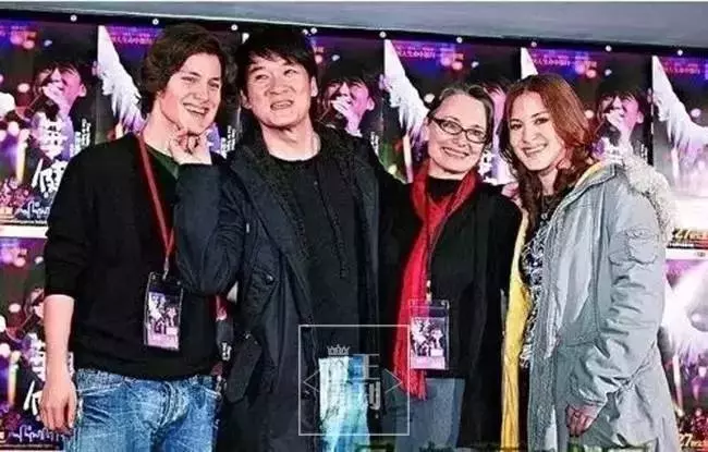 妻子患病滿頭白髮,兩人像母子,但「周華健」30年不離不棄!他才是真正的男神!