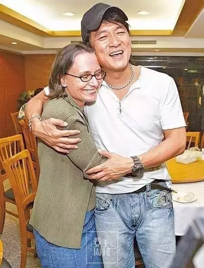 妻子患病滿頭白髮,兩人像母子,但「周華健」30年不離不棄!他才是真正的男神!