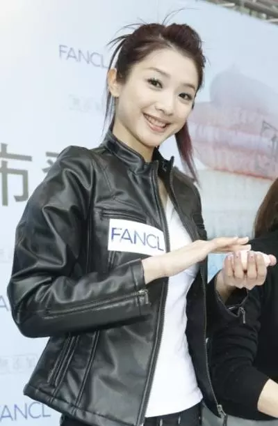 當年他是偶像劇一哥,女友車禍往生他「代盡孝7年」,談過8段感情從不承認如今居然認了「她」!