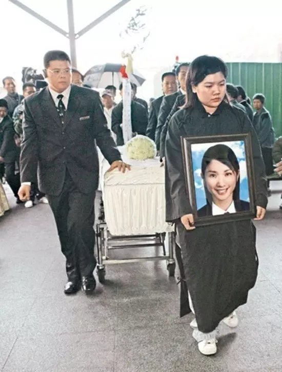 當年他是偶像劇一哥,女友車禍往生他「代盡孝7年」,談過8段感情從不承認如今居然認了「她」!