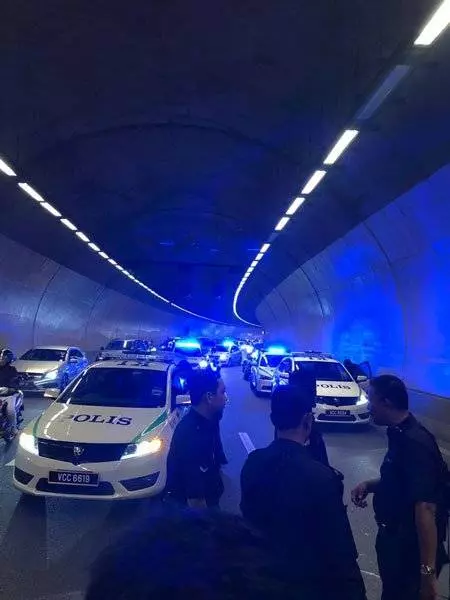 驚險 ! 可疑四驅車拒截查 巡警射5槍擊破車輪捉匪