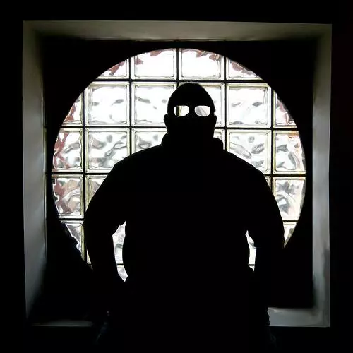 哥哥抓狂殺全家判X刑!算命師道破真相「妳哥很清醒,只殺一人」,倖存的妹妹聽完竊笑!