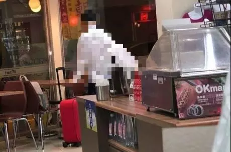國中小情侶超狂!一起進超商廁所「17分鐘」…開門店員崩潰 網暴動:司機上車了!
