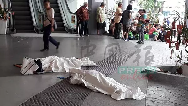 (報名新春聚餐 近千老人推擠 搶登記2丟命 )