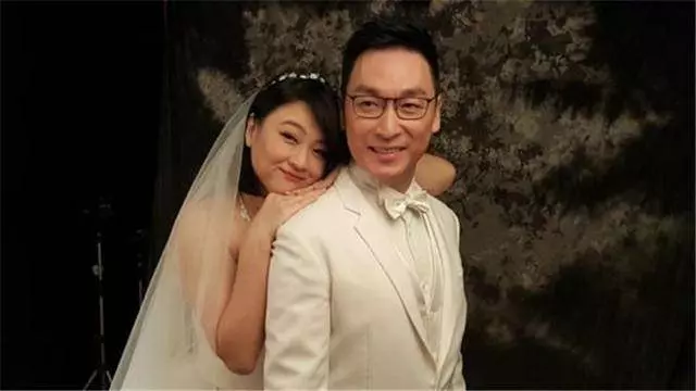 與老公低調相愛27年,現老公依舊帥氣,而她卻胖成球