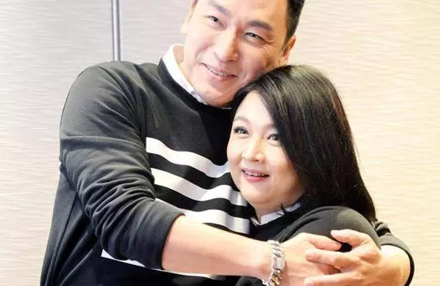 與老公低調相愛27年,現老公依舊帥氣,而她卻胖成球