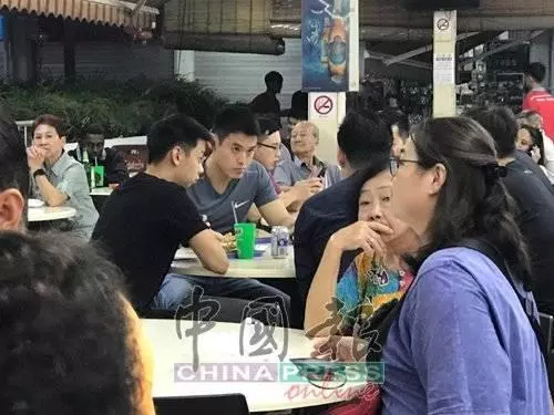 馮偉衷靈柩已送到靈堂權怡鳳、徐彬、謝靜儀和宗子傑等前來弔唁