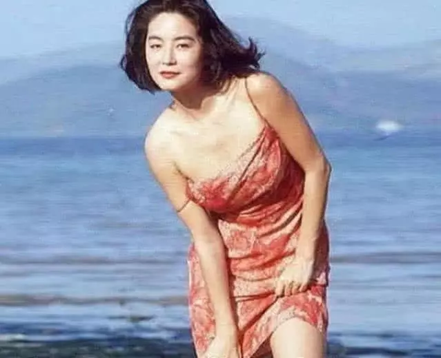 林青霞35年前照片曝光,弔帶紅裙讓男人淪陷,完美身材成了亮點!