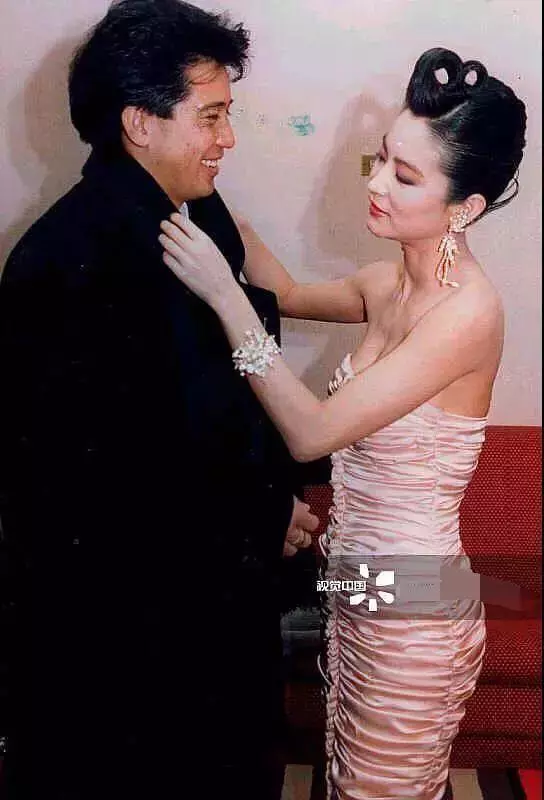 林青霞35年前照片曝光,弔帶紅裙讓男人淪陷,完美身材成了亮點!