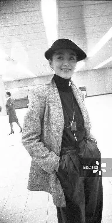 林青霞35年前照片曝光,弔帶紅裙讓男人淪陷,完美身材成了亮點!