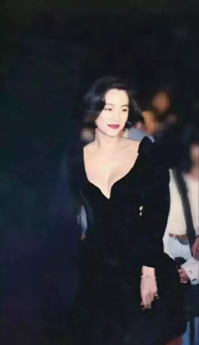 林青霞35年前照片曝光,弔帶紅裙讓男人淪陷,完美身材成了亮點!