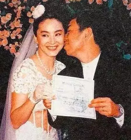 林青霞35年前照片曝光,弔帶紅裙讓男人淪陷,完美身材成了亮點!