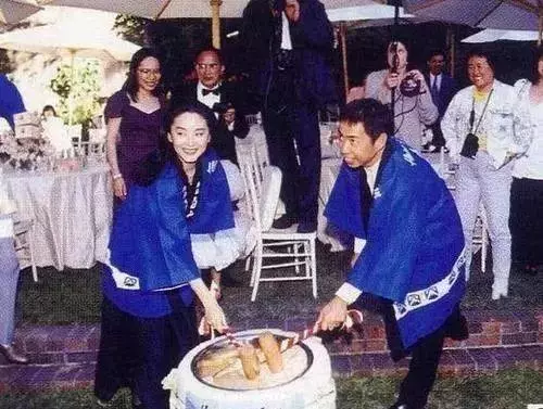 林青霞35年前照片曝光,弔帶紅裙讓男人淪陷,完美身材成了亮點!