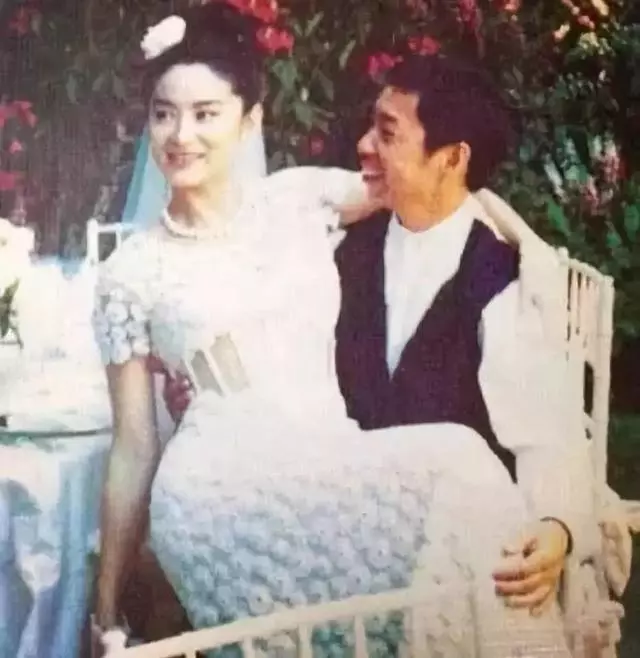 林青霞35年前照片曝光,弔帶紅裙讓男人淪陷,完美身材成了亮點!
