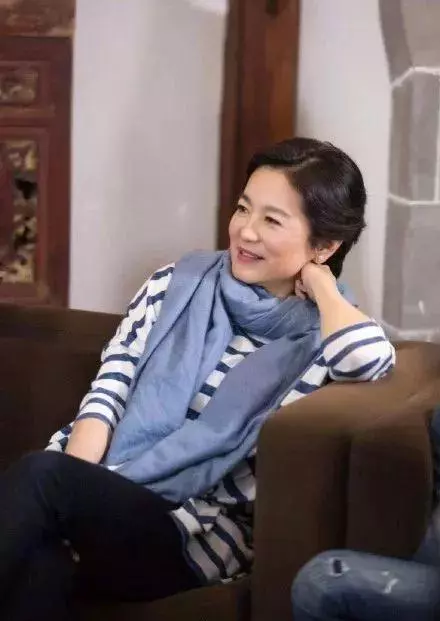 林青霞35年前照片曝光,弔帶紅裙讓男人淪陷,完美身材成了亮點!