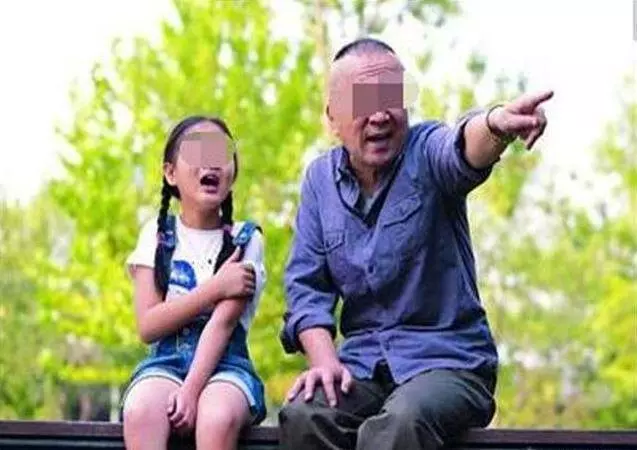 賓士車主仗勢欺人刁難6歲孫女,老人一氣之下亮出身份證,車主瞬間慌了神