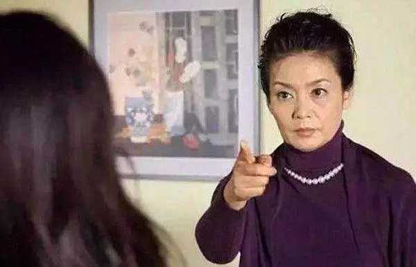 婆婆讓把房子過戶給老公,我假意順從,第二天渣男面目令我噁心!
