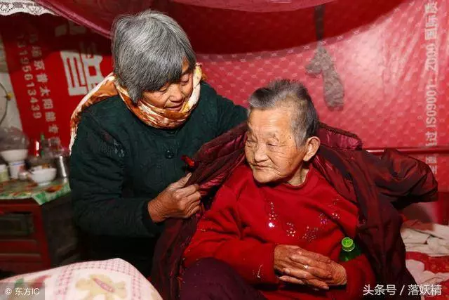 婆婆摔跤我堅持送養老院,老公冷戰鬧離婚,一個月後婆婆卻感謝我