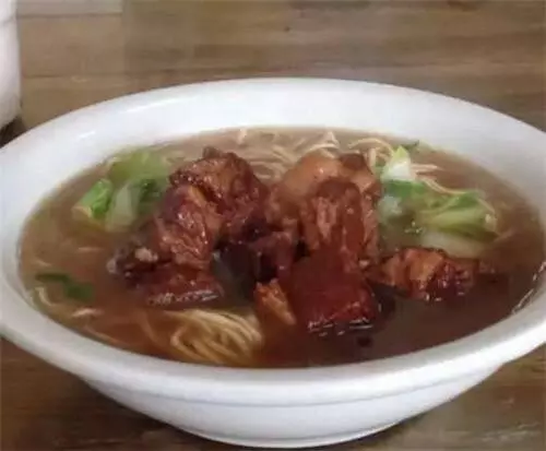 大娘吃碗面麵忘帶錢,被老闆打了一巴掌,大娘指了指身後,老闆頓時癱倒在地