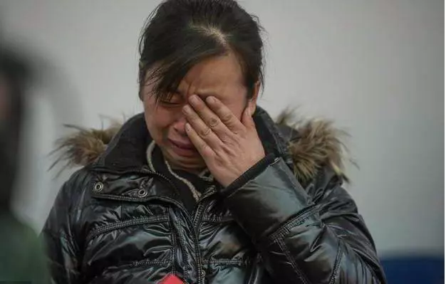 大娘吃碗面麵忘帶錢,被老闆打了一巴掌,大娘指了指身後,老闆頓時癱倒在地
