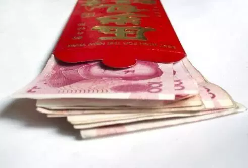 和老婆回家,帶了三千紅包,老婆有事半路返回,回家打開包他傻了