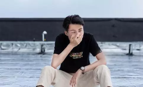 和老婆回家,帶了三千紅包,老婆有事半路返回,回家打開包他傻了