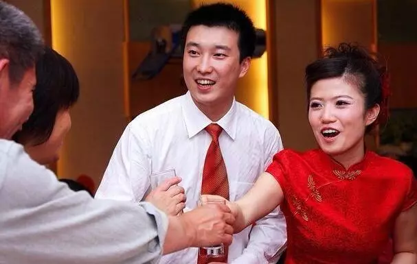 男子在城裡打工,每月給老婆三千塊錢,回家推開門後,他掀了桌子