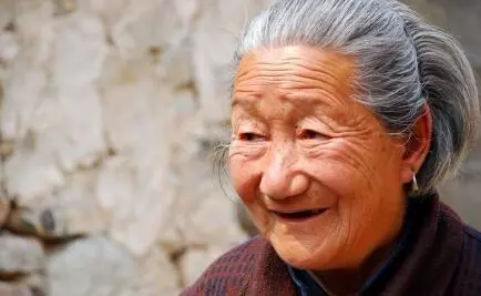 男子在城裡打工,每月給老婆三千塊錢,回家推開門後,他掀了桌子
