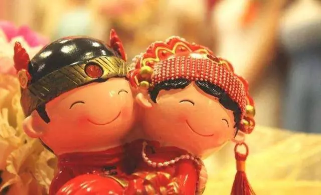 兒子娶城裡老婆,每月給母親寄一千,母親去看兒子,推開門愣住