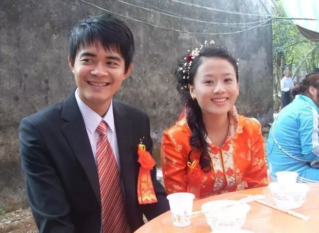 男子打工三年回家,妻子說沒空來接,下車後沮喪到家,推開門愣了