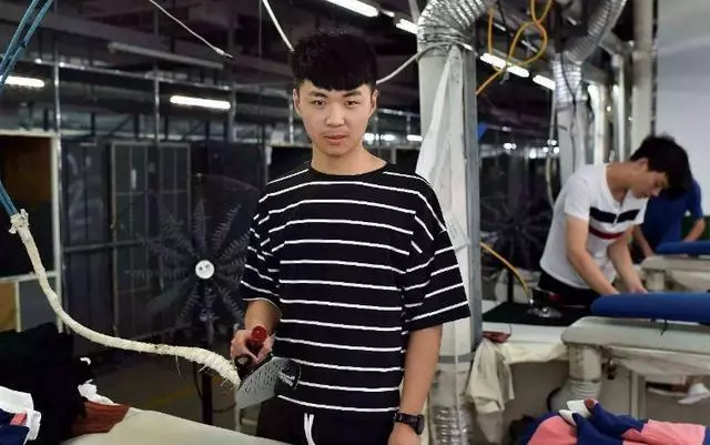 男子打工三年回家,妻子說沒空來接,下車後沮喪到家,推開門愣了