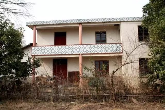 男子打工三年回家,妻子說沒空來接,下車後沮喪到家,推開門愣了