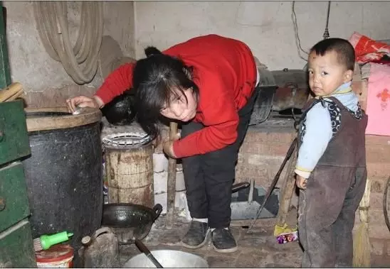 妻子生下孩子丈夫去打工五年未歸,妻子帶兒子找父親,推開門愣了