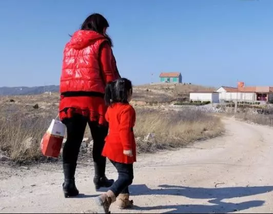 妻子生下孩子丈夫去打工五年未歸,妻子帶兒子找父親,推開門愣了