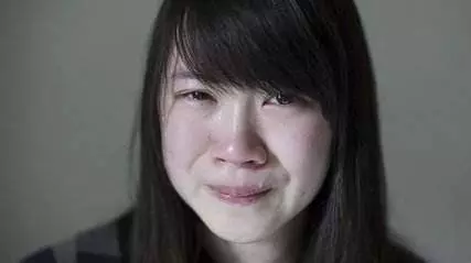 妻子生下孩子丈夫去打工五年未歸,妻子帶兒子找父親,推開門愣了