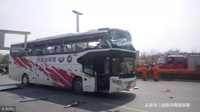 一家人去旅遊,半路遇到車禍,老公先救了母親,老婆要跟他離婚