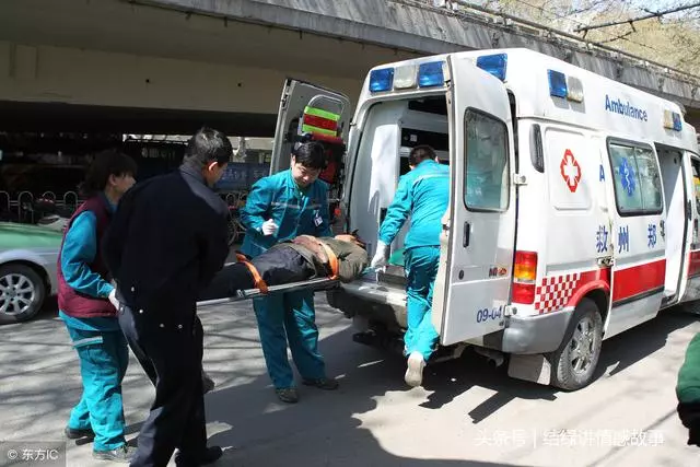 一家人去旅遊,半路遇到車禍,老公先救了母親,老婆要跟他離婚