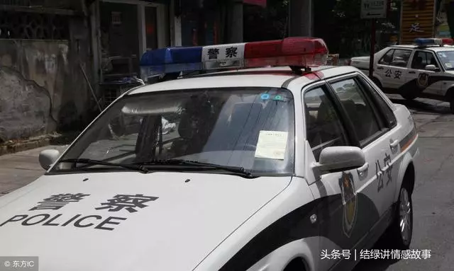 一家人去旅遊,半路遇到車禍,老公先救了母親,老婆要跟他離婚